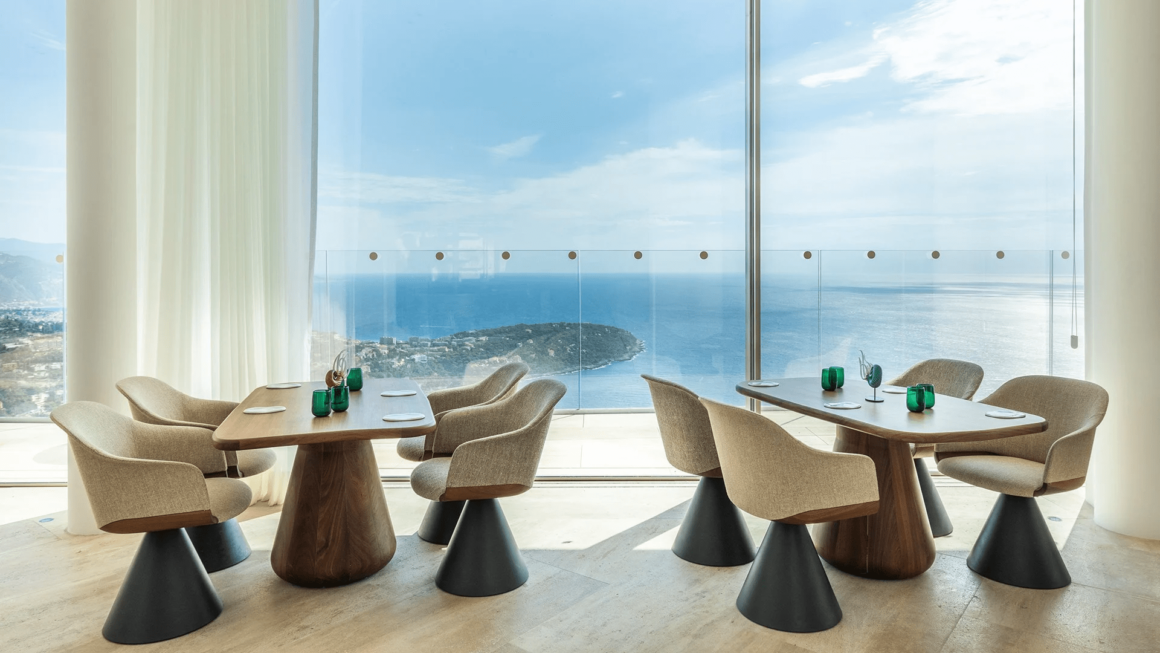 "Elegant hotel in Monaco met een adembenemend panoramisch uitzicht op de azuurblauwe Middellandse Zee."