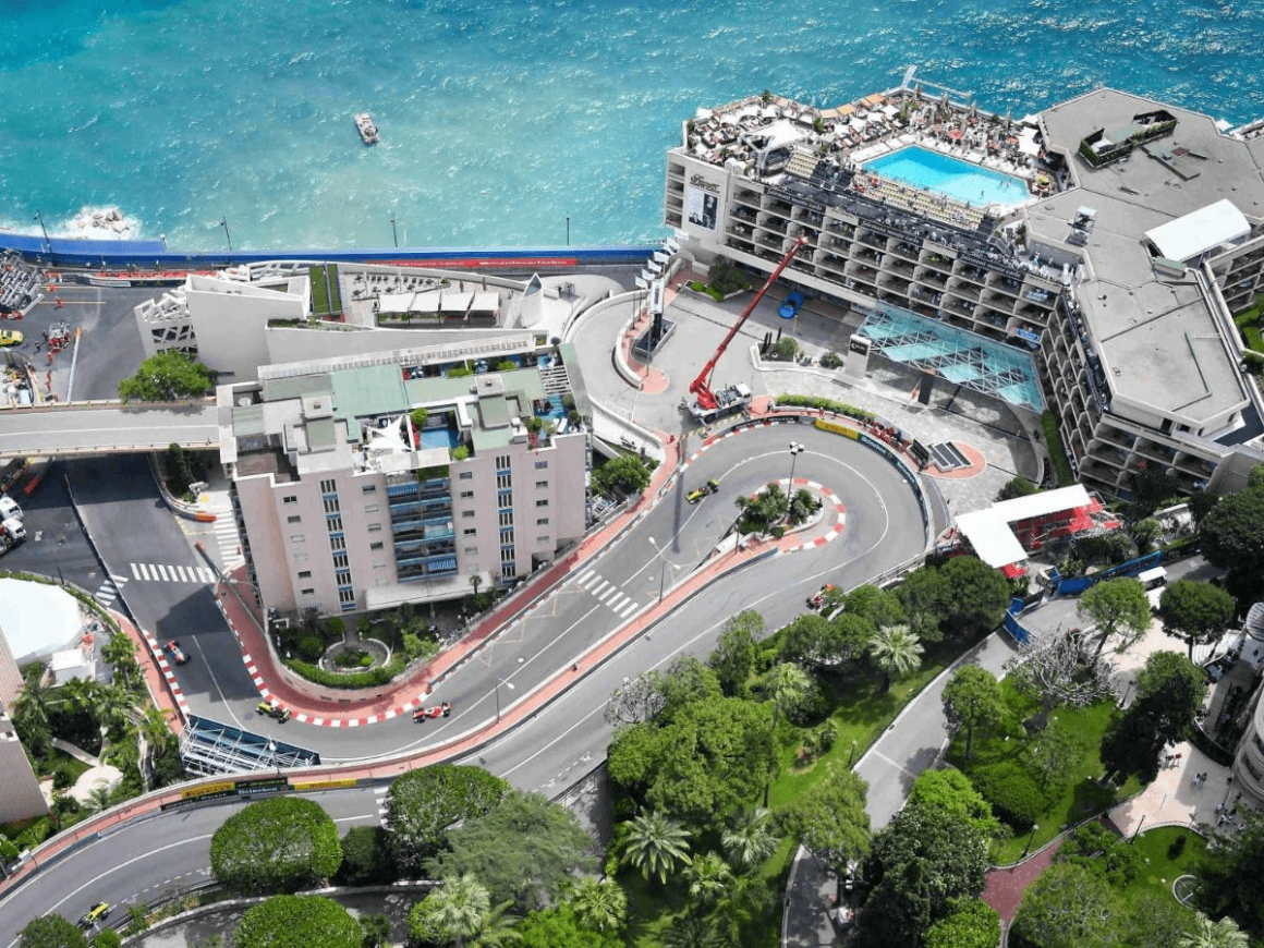 Hotel in Monaco met een spectaculair dakterraszwembad, dat een adembenemend uitzicht biedt op het beroemde Formule 1-circuit en de omliggende stedelijke schoonheid.
