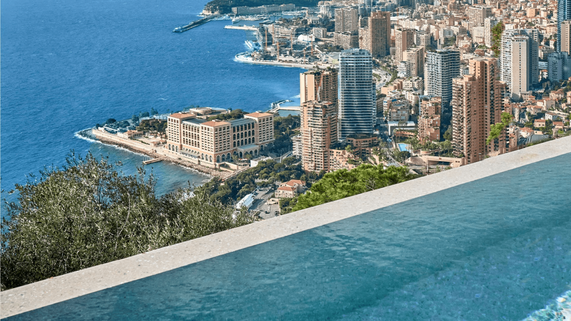 "Elegant hotel in Monaco met een adembenemend panoramisch uitzicht op de azuurblauwe Middellandse Zee."
