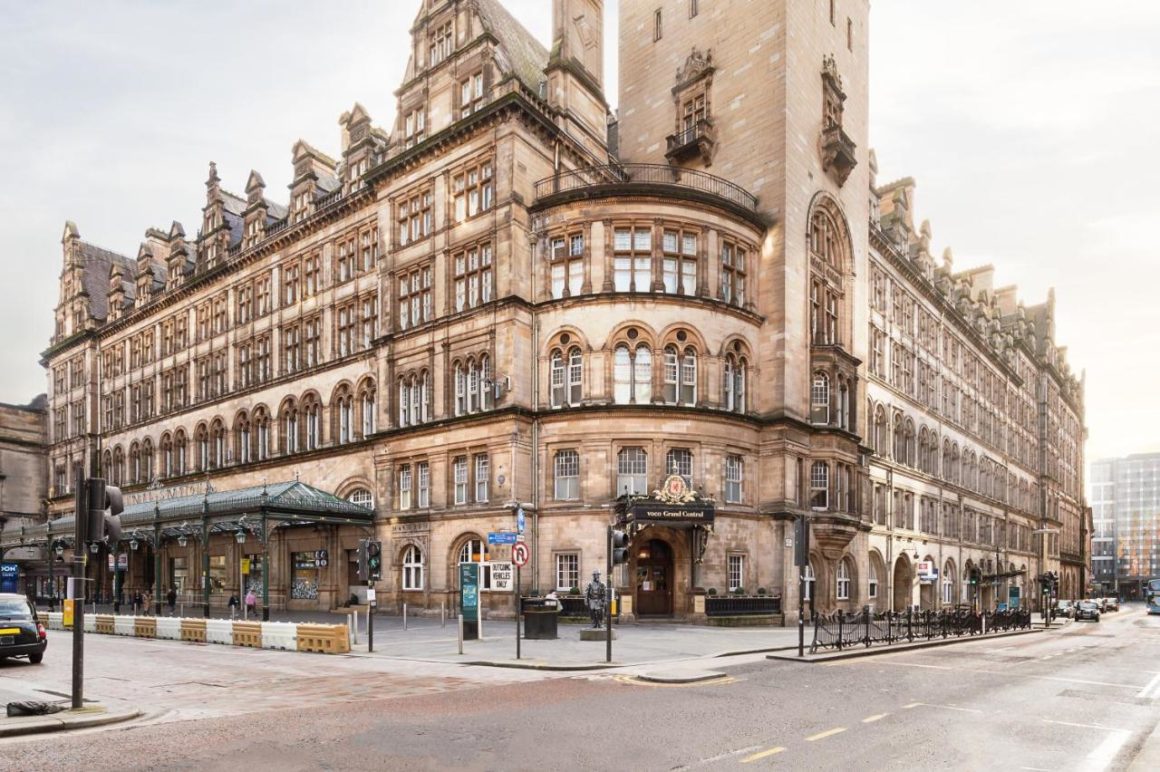 Afbeelding van het iconische Grand Central Hotel in Glasgow, met zijn indrukwekkende architecturale details, een symbool van het rijke erfgoed van de stad, tegen de achtergrond van een levendige skyline van de stad.