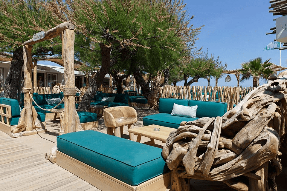 Festive atmosphere at Moorea Plage in Saint-Tropez, a popular beach bar among Belgians, known for its sun, sea, beach and carefree enjoyment.