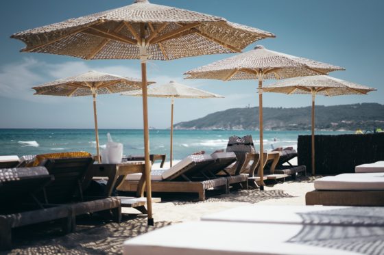 Moderne loungezetels in een strandbar in Saint-Tropez, met een adembenemend uitzicht op de glinsterende Middellandse Zee.
