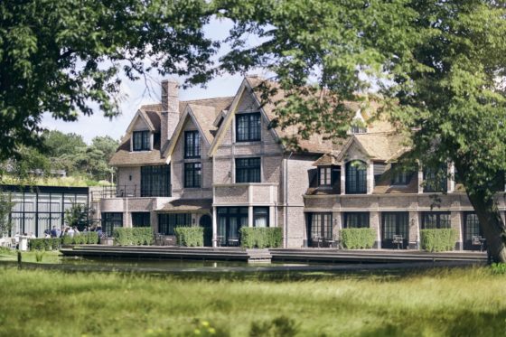Statig Engels landhuis van The Charles, gelegen in het groene natuurgebied De Maashorst, nabij 's-Hertogenbosch, dat onderdeel is van de exclusieve The Duke Club.