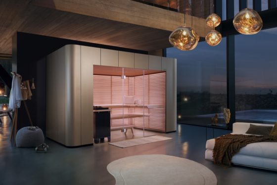 Moderne sauna met houten lamellen in een luxueus interieur, verlicht door gouden hanglampen, met een panoramisch uitzicht op de avondschemerin