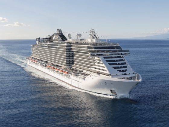 MSC Seaside cruiseschip varend op open zee, symbool van luxe en culinaire avonturen