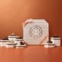 Neuhaus Icon Collection geschenkdoos geopend, met daarnaast uitgestalde iconische pralines op een luxe achtergrond