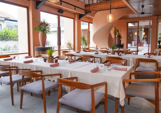 Modern en stijlvol interieur van restaurant Syrco BASÈ met natuurlijk licht en houten meubilai